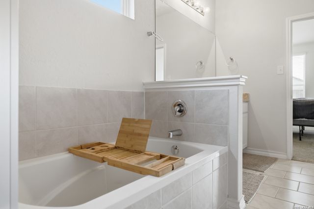 521 AMBER CRK, Cibolo, TX 78108