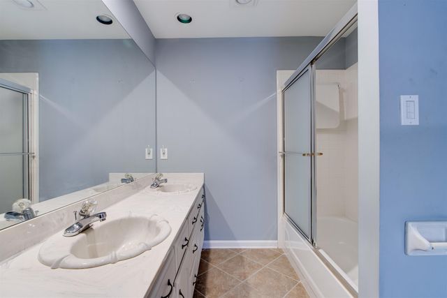 8796 E PLANTATION OAKS DR, Memphis, TN 38018