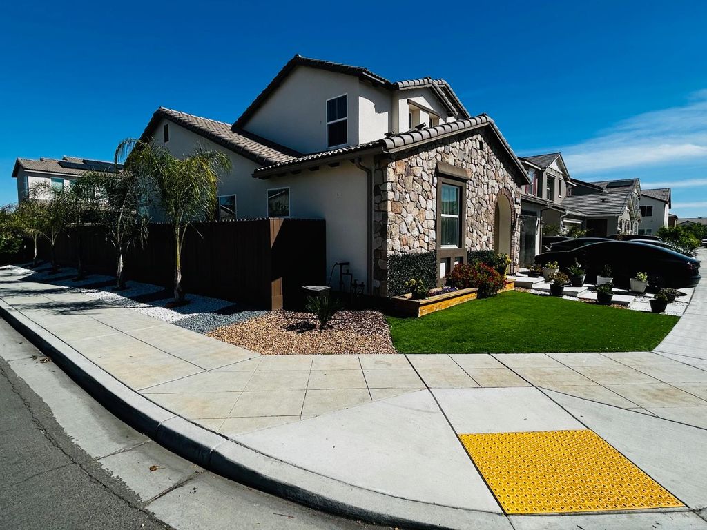 Image 2 of property listing at 4382 N Casey Avenue, Fresno, CA 93723