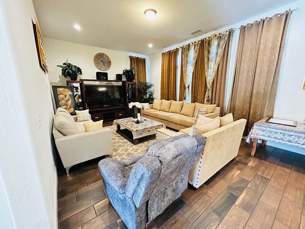 Image 6 of property listing at 4382 N Casey Avenue, Fresno, CA 93723
