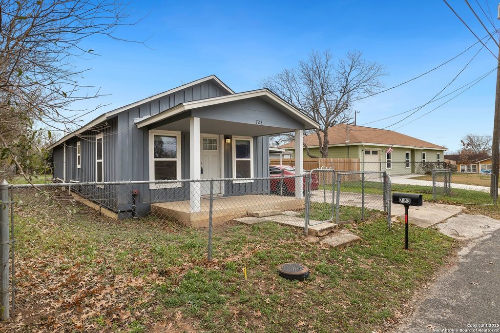 723 LEGETTE ST, Seguin, TX 78155