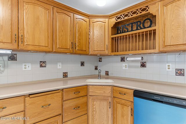24 Parkside Drive, Jamesburg, NJ 08831