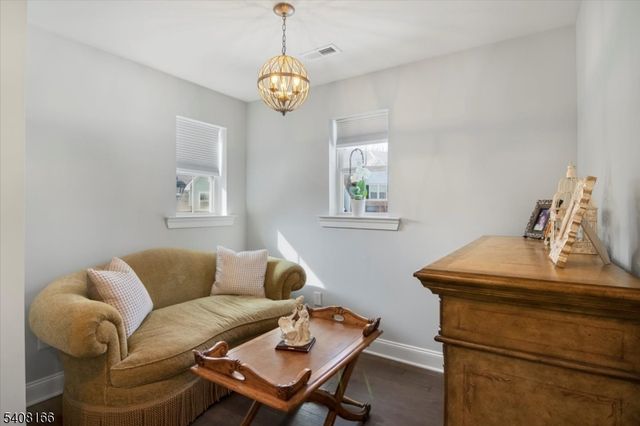 10 Albie Dr, Mountain Lakes Boro, NJ 07046