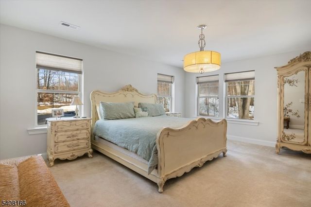 10 Albie Dr, Mountain Lakes Boro, NJ 07046