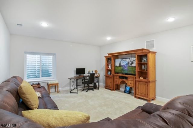 10 Albie Dr, Mountain Lakes Boro, NJ 07046