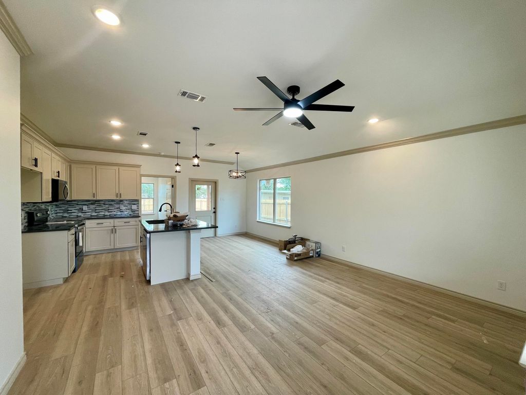 Image 3 of property listing at 13 E 28th Street, San Angelo, TX 76903