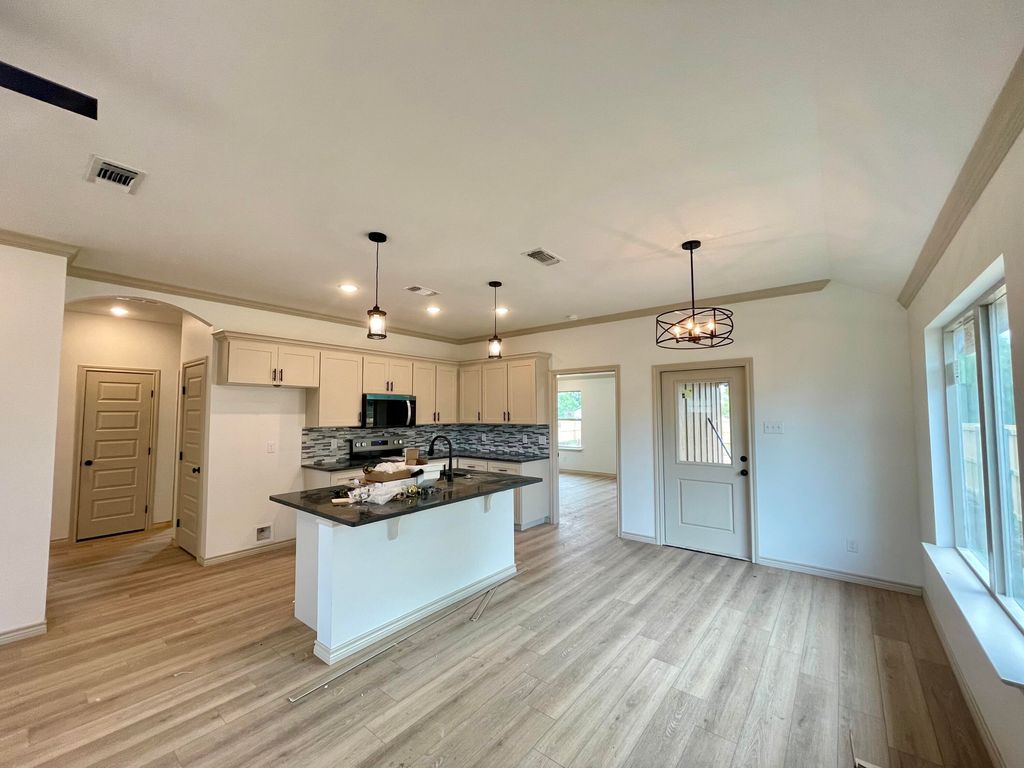 Image 4 of property listing at 13 E 28th Street, San Angelo, TX 76903