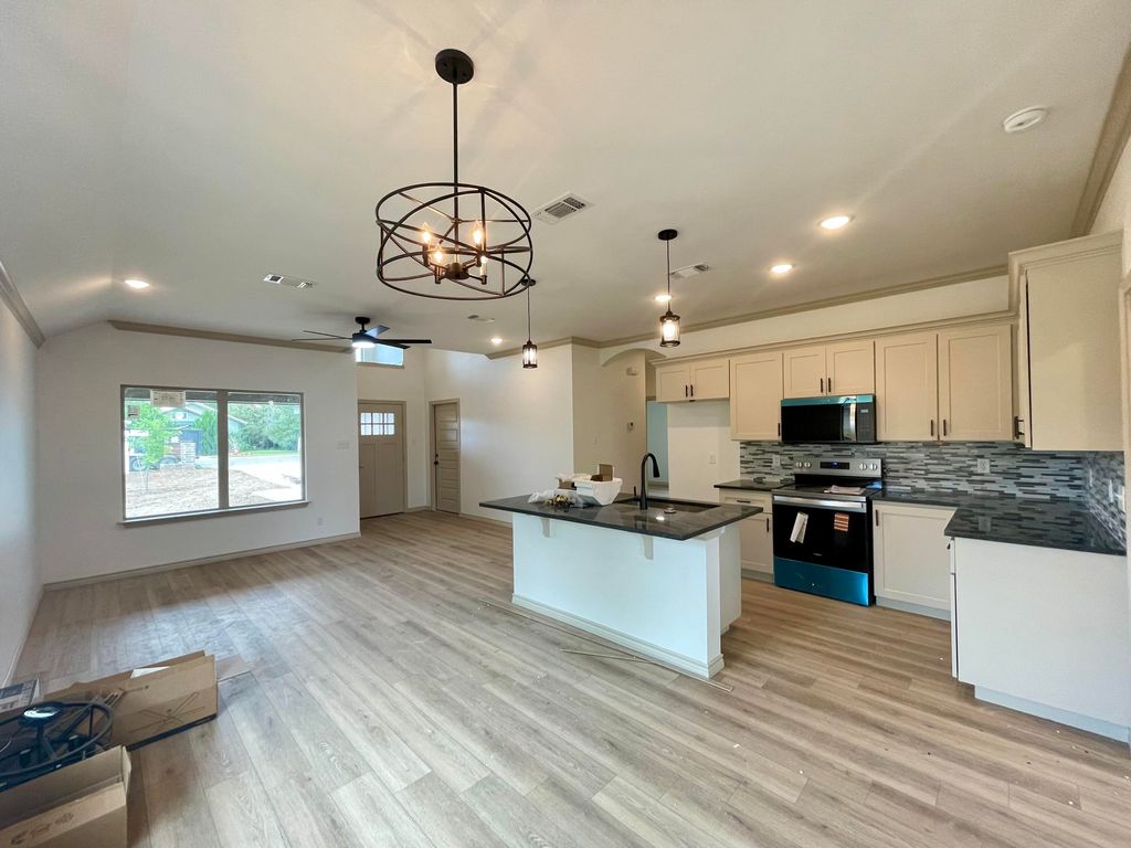 Image 5 of property listing at 13 E 28th Street, San Angelo, TX 76903
