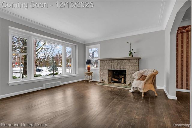 27510 California Drive Se, Lathrup Village, MI 48076