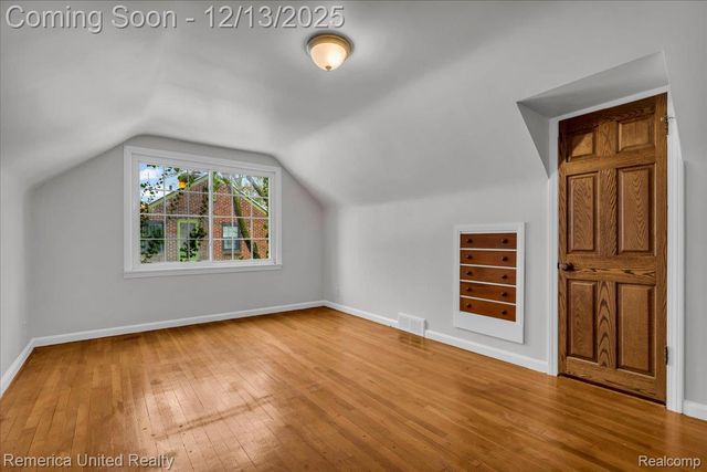 27510 California Drive Se, Lathrup Village, MI 48076