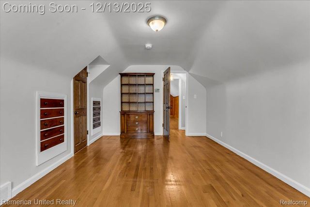 27510 California Drive Se, Lathrup Village, MI 48076