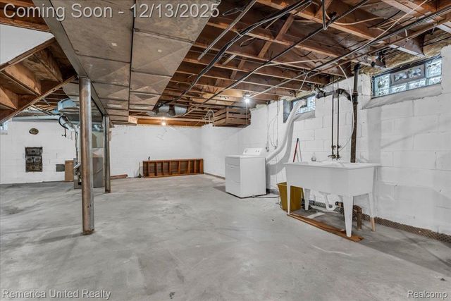 27510 California Drive Se, Lathrup Village, MI 48076