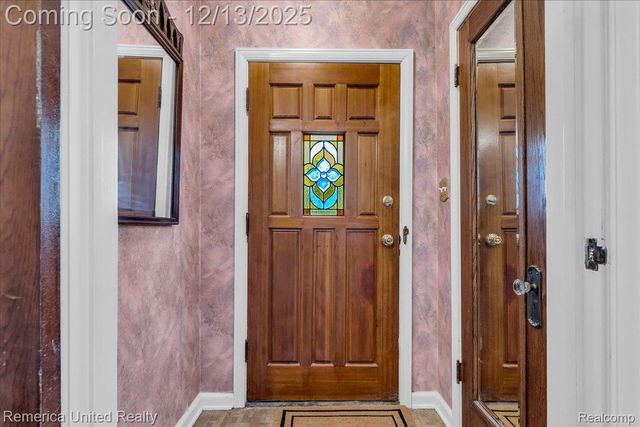 27510 California Drive Se, Lathrup Village, MI 48076