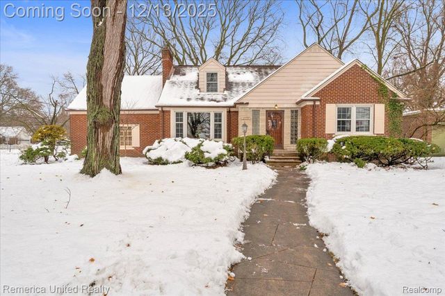 27510 California Drive Se, Lathrup Village, MI 48076