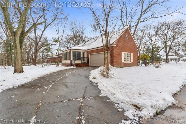 27510 California Drive Se, Lathrup Village, MI 48076