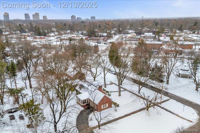 27510 California Drive Se, Lathrup Village, MI 48076