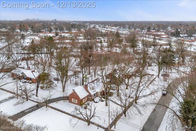 27510 California Drive Se, Lathrup Village, MI 48076