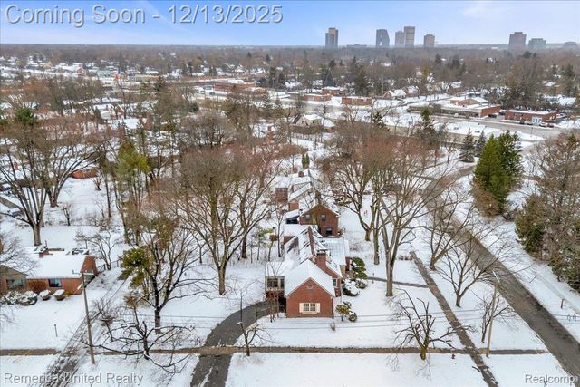 27510 California Drive Se, Lathrup Village, MI 48076