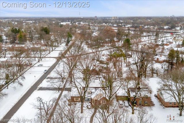 27510 California Drive Se, Lathrup Village, MI 48076