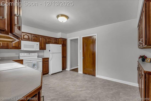 27510 California Drive Se, Lathrup Village, MI 48076