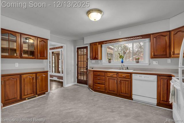 27510 California Drive Se, Lathrup Village, MI 48076