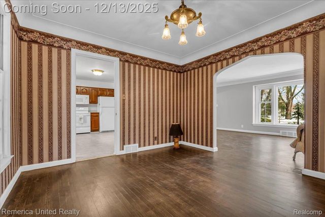 27510 California Drive Se, Lathrup Village, MI 48076