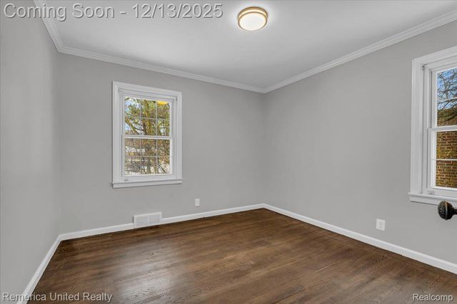 27510 California Drive Se, Lathrup Village, MI 48076