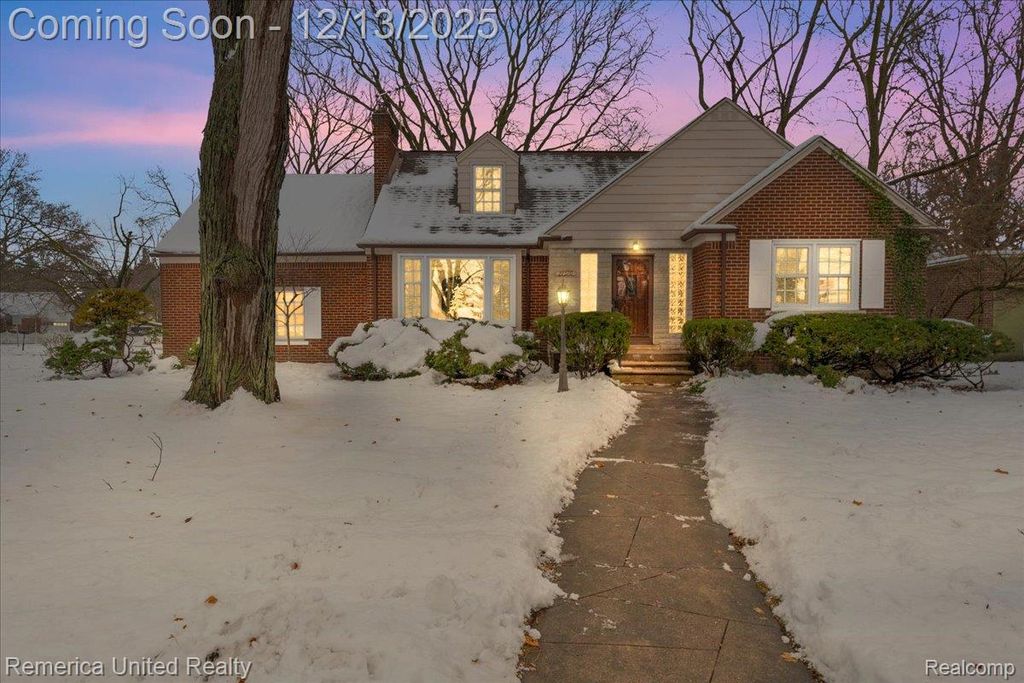 27510 California Drive Se, Lathrup Village, MI 48076