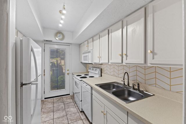 7453 Country Brook Drive, Indianapolis, IN 46260
