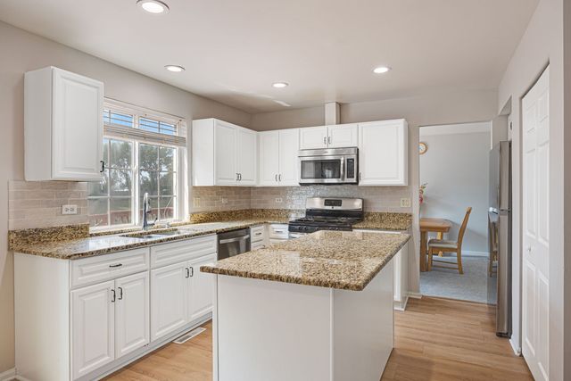 1650 Charlotte Circle, Naperville, IL 60564