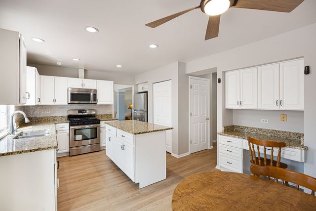 1650 Charlotte Circle, Naperville, IL 60564