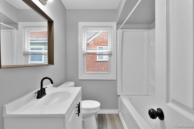 24350 Cloverlawn Street, Oak Park, MI 48237