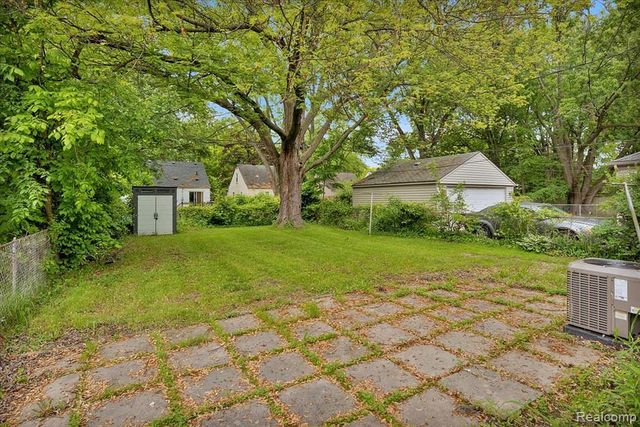 24350 Cloverlawn Street, Oak Park, MI 48237