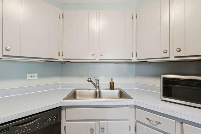 1063 Stonehedge Drive, Schaumburg, IL 60194