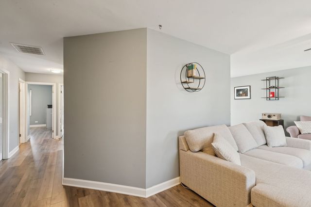 1063 Stonehedge Drive, Schaumburg, IL 60194