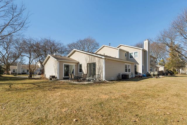 1063 Stonehedge Drive, Schaumburg, IL 60194