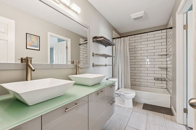 1063 Stonehedge Drive, Schaumburg, IL 60194