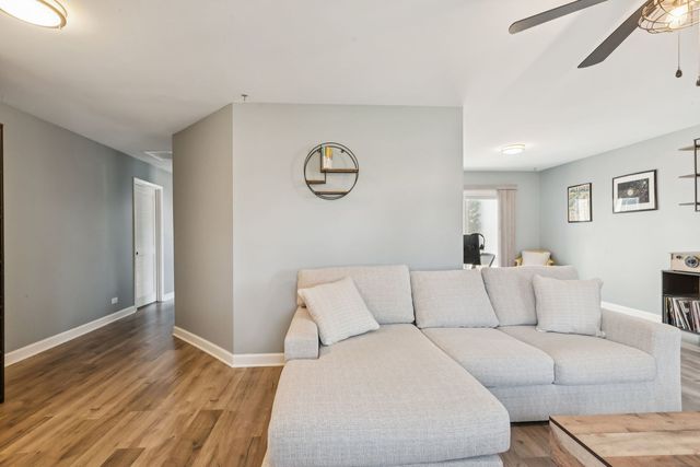 1063 Stonehedge Drive, Schaumburg, IL 60194