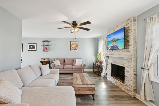 1063 Stonehedge Drive, Schaumburg, IL 60194