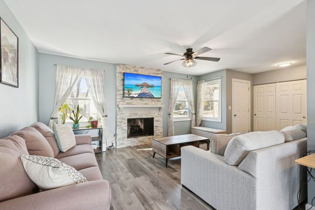 1063 Stonehedge Drive, Schaumburg, IL 60194