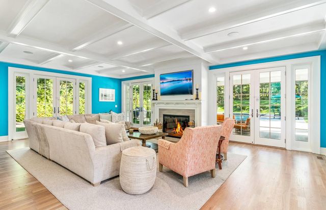 2 Hannahs, Southampton, NY 11968