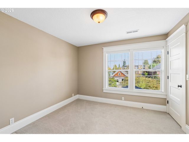 1634 Se SPOKANE St, Portland, OR 97202