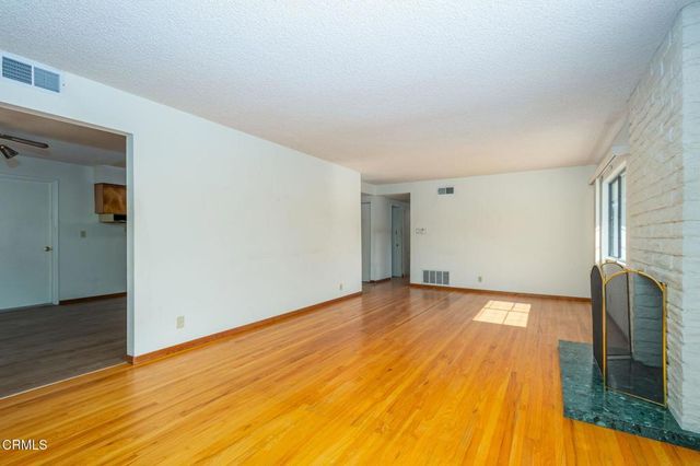 304 Moultrie Place, Santa Paula, CA 93060