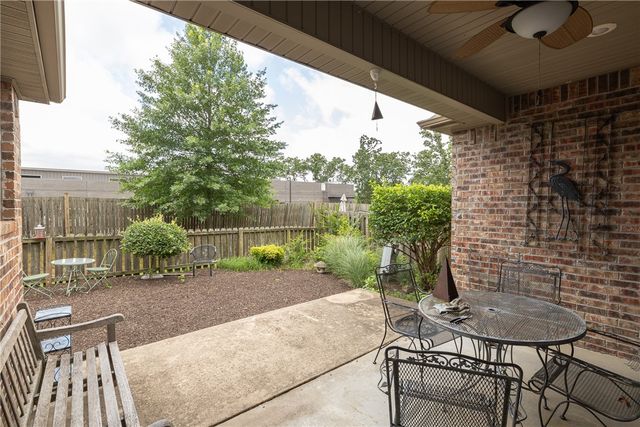 4011 N Meadow View Drive, Fayetteville, AR 72703