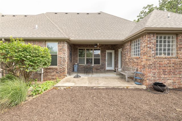 4011 N Meadow View Drive, Fayetteville, AR 72703
