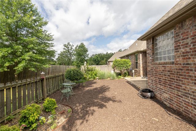 4011 N Meadow View Drive, Fayetteville, AR 72703