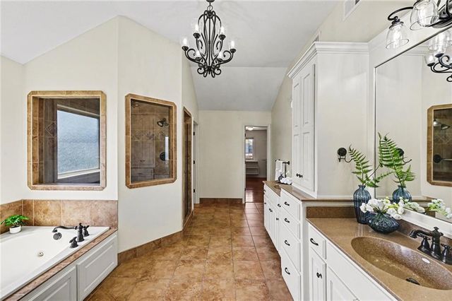8804 SE 1st Street, Lee's Summit, MO 64064