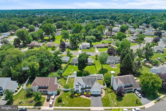 35 DARK LEAF DR, Hamilton, NJ 08610