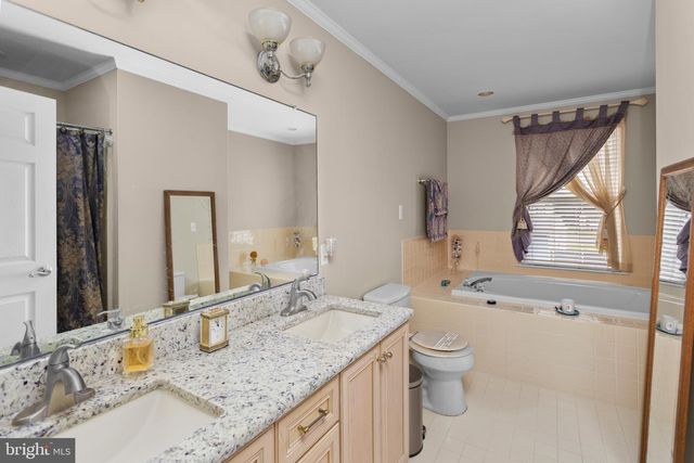 35 DARK LEAF DR, Hamilton, NJ 08610