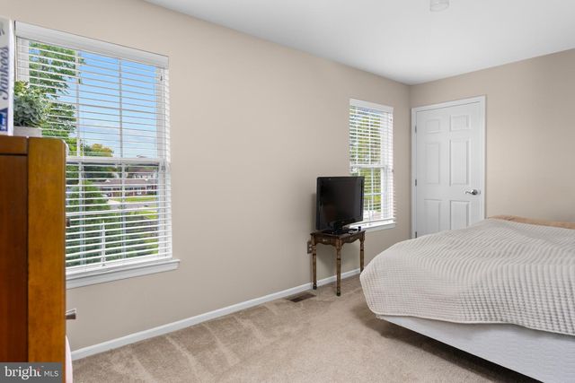 35 DARK LEAF DR, Hamilton, NJ 08610